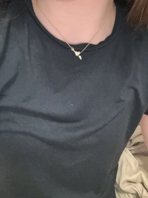 Silverhalsband med hjärtpil - Snyggt och stilrent halsband i silver med ett litet hjärthänge och en liten pil. Kedjan är tunn och smidig, perfekt för att ge en subtil touch till din outfit. Passar dig som gillar minimalistiska smycken med en söt detalj. Från L8Hasselblad, riktigt silver, ord pris 700kr