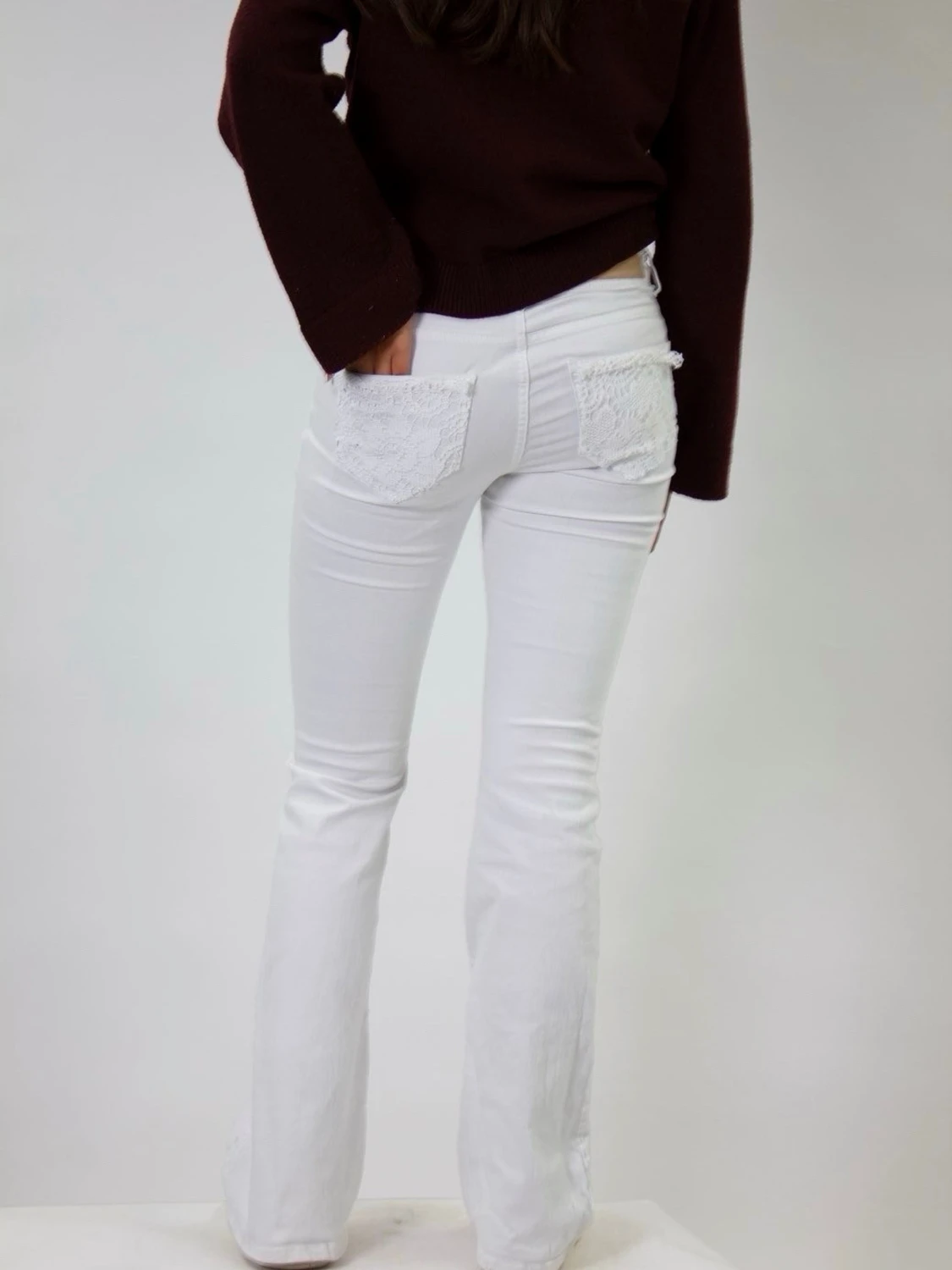 Vita bootcut jeans med spetsdetaljer - 1