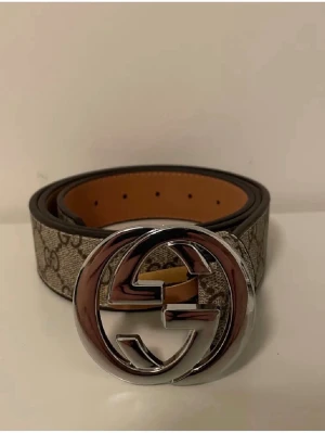 Beigt bälte med silverspänne - Säljer ett snyggt bälte helt nytt inte använt en ända gång storlek 115