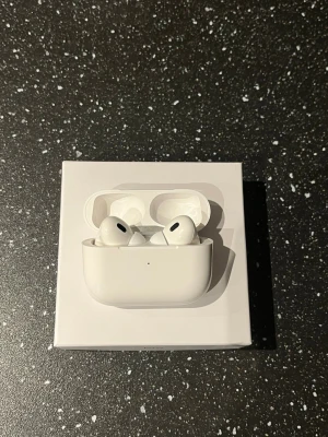  AirPods Pro trådlösa hörlurar - Hej, säljer ett par vita hörlurar inspirerade av Apple AirPods! Sladd följer med, hör gärna av er vid frågor!🤗