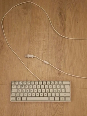 Vit kompakt tangentbord MX5 - Säljer ett kompakt tangentbord från MX5 i vit plast med USB-anslutning. Tangentbordet har en minimalistisk design utan numerisk del och tydliga vita tangenter med svart text. Perfekt för dig som vill ha ett smidigt och stilrent tillbehör till datorn.