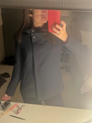 Jacka - En tunnare jacka med unika knäppen perfekt till vår, höst eller sommarkvällar ❣️❣️