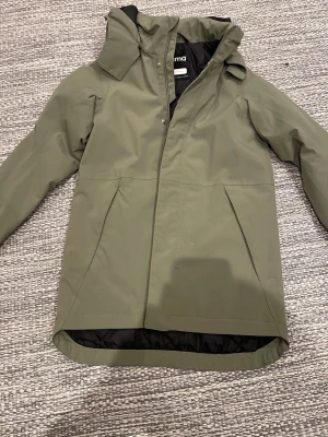 Reima jacka helt ny - Reima jacka till vinter, höst och vår. Helt ny och oanvänd. Storlek 134 barn. Nypris ca 1000kr om jag inte minns fel. Priset är ej hugget i sten (399kr)