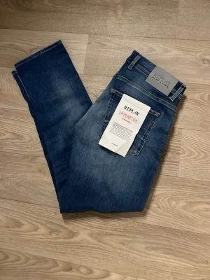 Blå Replay Hyperflex jeans - Nya riktigt fräscha jeans ifrån replay i modellen grover. De har en rak passform och är en hyperflex modell så de är mer stretchiga och sitter bättre. Storlek W32 L30 så skulle säga att de passar dig som är mellan 170 och 178cm lång. Om du har en fråga eller vill ha fler bilder är det bara att höra av sig!