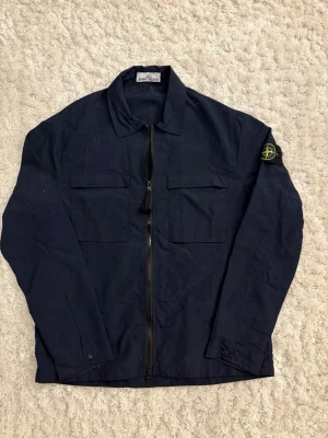 Stone Island overshirt - Säljer denna sjukt fina stone Island overshirten i grymt skick. Storlek M, äktighetsbevis finns genom certilogo. Hör av er vid eventuella frågor eller funderingar! 