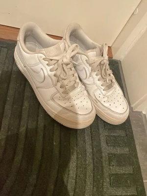 Airforce 1 - Airforce 1. Använda. Storlek 40. Nypris 1599kr. Priset är ej hugget i sten