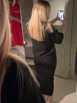 Svart ribbad långkjol - Säljer en svart långkjol med ribbad struktur. Kjolen har en kroppsnära passform och är perfekt för dig som gillar en stilren och enkel look. Materialet känns mjukt och stretchigt, vilket gör den bekväm att bära hela dagen.