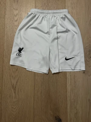 Vita liverpool shorts  - Bra shorts användna typ 5 gånger