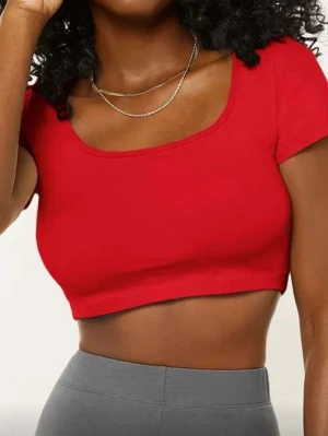  croppad topp  - Säljer denna snygga croppade topp med rundad urringning. Perfekt för att styla med höga jeans eller kjol. Enkel och stilren design utan mönster eller extra detaljer.