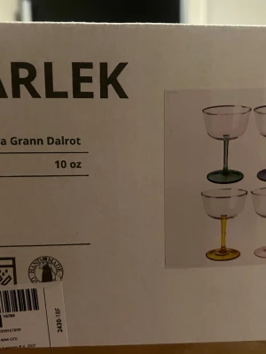 Färgglada cocktailglas från IKEA - Säljer ett set med fyra cocktailglas från IKEA serien ARLEK. Glasen har olika färgade fot i grönt, gult, blått och rosa och rymmer 10 oz. Perfekta för drinkar eller dessert och ger en färgklick till dukningen. Tillverkade i glas. 8 stycken