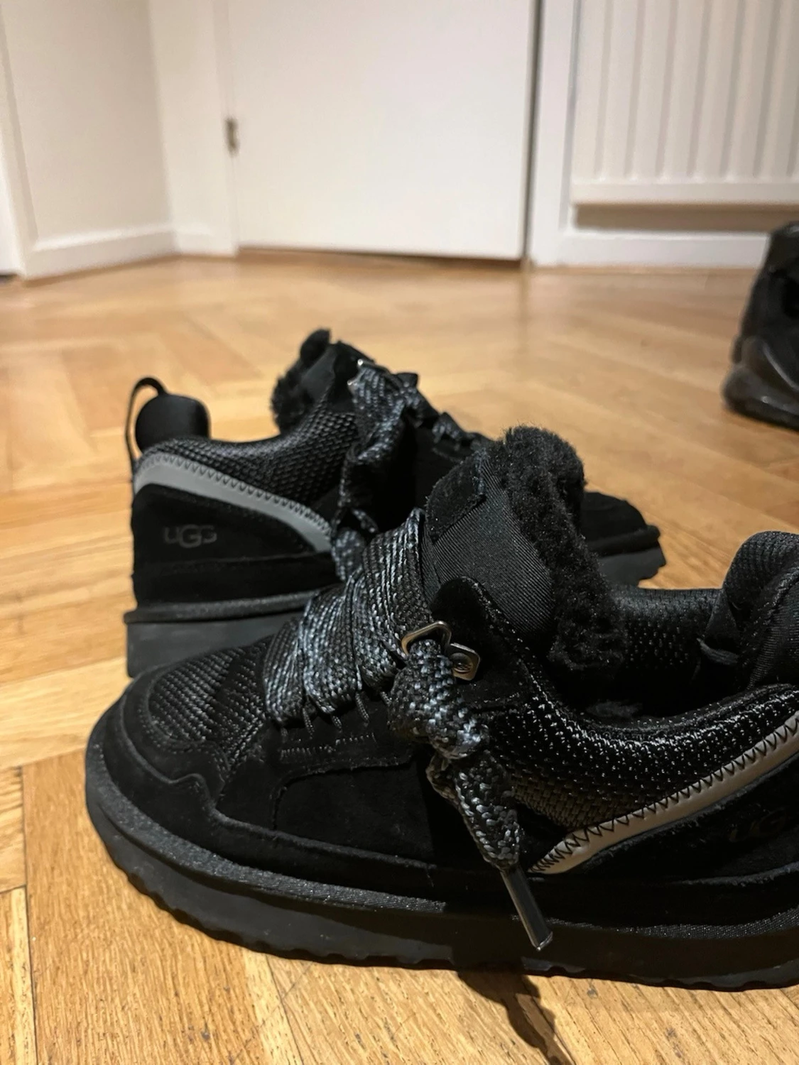 Svarta sneakers från UGG med snörning - 1