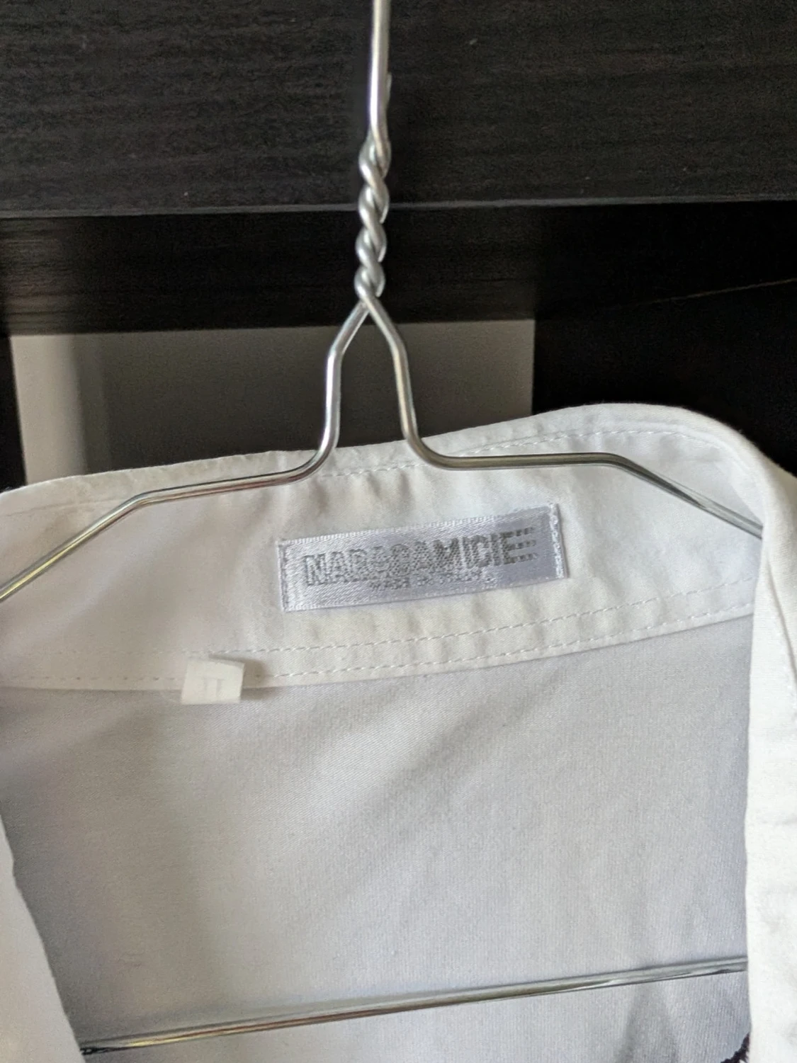 Vit skjorta med svart blommigt mönster - 2