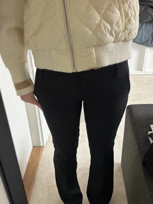 Bikbok kostynbyxor  - Nypris : 499, inta använda har endast tagit bort prislappen