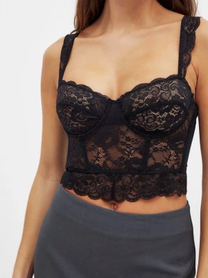 Svart spetstopp från NA-KD - Jättesnygg spetstopp från NAKD. Använd ett fåtal gånger. Har klippt av tvättlappen då den syntes, men annars jättefint skick. Kom gärna med prisförslag🫶🏻