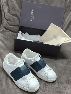 Valentino open sneakers - Valentino Opens🤩🙌 Allt OG. 8/10 skick. Självklart äkta✅ 150+ nöjda kunder🤝 Hör av dig vid minsta fundering😃