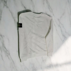 Vit Stone Island Tröja - Vit Stone Island Tröja i storlek S, helt ny oanvänt.