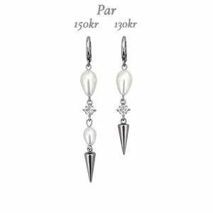 Silvriga örhängen med pärlor och spikes - Par