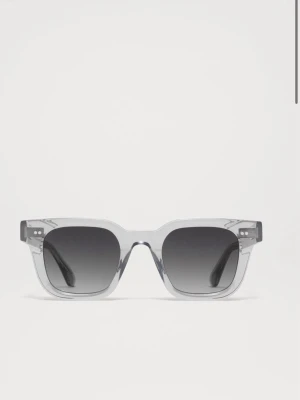 CHIMI transparenta solglasögon - Säljer ett par stilrena solglasögon från CHIMI med transparenta bågar och klassisk rektangulär form.  Perfekt för dig som vill ha en modern och clean look. Obs fodralet tillkommer inte