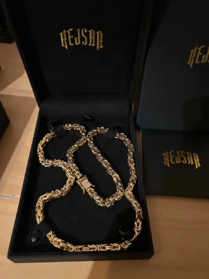 Kejsarlänk halsband 18K guldpläterad - Säljer ett Kejsarlänk halsband i 18K guldplätering, 6mm tjockt och 65cm långt. Halsbandet har en exklusiv och robust design med gnistr sopade detaljer och dekorerad låsdel med små diamanter. Perfekt för dig som vill sticka ut med en lyxig accessoar.