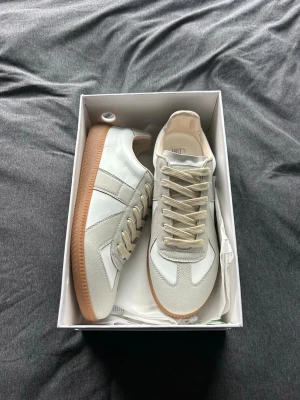 Maison Margiela Gats 42 - Säljer dessa riktigt snygga Maison Margiela Gats i storlek 42. Dem är i nyskick då de använts fåtal gånger. Kan gå ned i pris vid snabb affär, Skriv vid frågor!