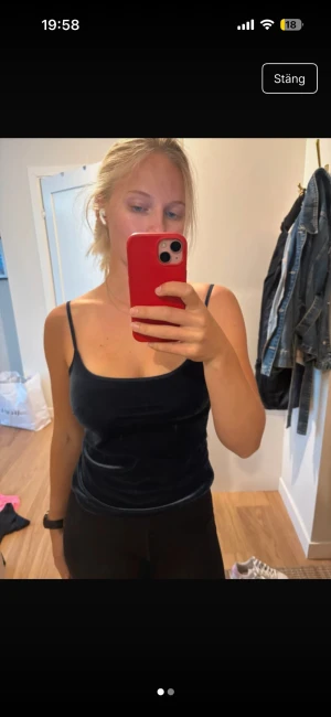 Mörkblå sammetstopp med smala axelband - Säljer en mörkblå linnetopp i mjuk sammet med smala axelband. Toppen har en enkel och stilren design som är croppad och passar perfekt till jeans eller kjol. Perfekt för dig som gillar en trendig och bekväm look.