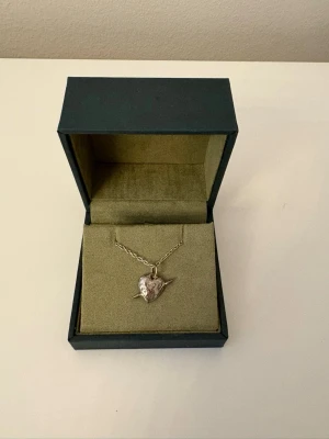 Maria Nilsdotter halsband - Snyggt maria Nilsdotter halsband i silver längden är 40cm.