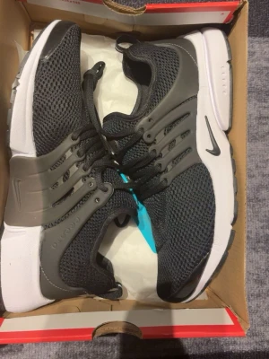 Nike presto - Nike prestos som ja säljer har 2 styckna inne. Storlek 42 men passar dig med 43.