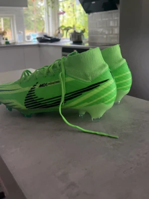 Nike Mercurial CR7 ELITE-24 - Säljer ett par grymma Nike Mercurial CR7 Elite-24 som bärdes av Ronaldo under EM 2024. Skorna är i neonlimegrönt med svarta detaljer och Nike-logga-tryck. Skorna har strumpliknande Dynamic Fit-krage och är tillverkade i syntetmaterial för bästa passform och grepp på planen. Perfekta för dig som vill sticka ut på matchen. OBS Skorna är Elite modellen o är köpt för ca 3,500kr hos StockX från usa. Kvitto, order mm finns för den som vill se. 