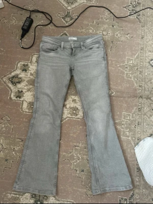 Grå bootcut jeans från gina tricot - Köpte dem själv från Vinted men de var för korta för mig (jag är 165 cm)! Rekommenderar för personer som är 155–160 cm långa ☺️ Det finns en liten fläck på byxbenet, men annars är de i gott skick.