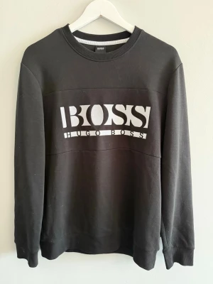 Hugo Boss Sweatshirt - Skön Sweatshirt från Hugo Boss. Typ aldrig använd och är helt felfri. Passar mig som har storlek M men passar även L. För funderingar kom dm