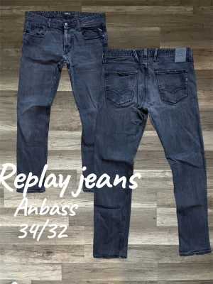 Replay Anbass grå jeans 34/32 - Modell: anbass Slim passform 34/32 Sitter snyggt på kroppen och riktigt sköna  Mått: Midja 44cm Längd 98cm Benöppning 16,5cm Lår 26,5cm