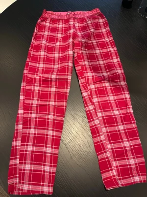 Rödrutiga pyjamasbyxor Björn Borg - Röda pyjamasbyxor från Björn Borg!❣️