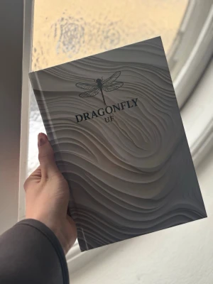 Dragonfly UF bok med vågmönster - En självhjälps bok som vi skrivit och tryckt som nu säljs med vårat uf företag. Boken innehåller frågor, fakta, kalender, tips och tricks, andras upplevelser med mer. Vi har lagt ner mycket kärlek på boken och hoppas på att den når ut till någon som kan gynnas av den 💞