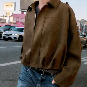 Brun mockajacka från Zara - Intressekoll på den virala bruna mockajackan från Zara. Jackan har en loose passform och långa ärmar. Skriv om du har några frågor. Knappt använd och är i superbra skick.