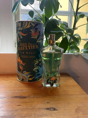 Jean Paul Gaultier Le Beau Paradise Garden - Unik parfym från Jean Paul Gaultier, Le Beau Paradise Garden. Grym vår och sommar doft med gröna och kokosnöt noter. Kommer i en snygg classical burk med tropiskt mönster och guldtext. 🤩