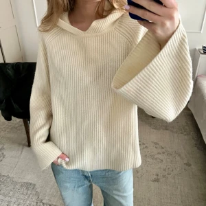 Soft Goat hoodie - Så snygg hoodie ifrån soft goat! Välanvänd men har mycket kvar att ge 💓 storlek XL på lappen men tycker att den sitter snyggt oversized på mig som brukar ha xs/s! Lite nopprig men det är inget som märks ☺️