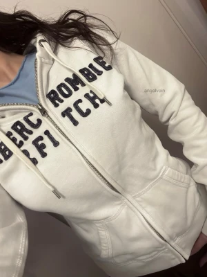 abercrombie & fitch graphic zip hoodie  - klassisk vit a&f luvtröja står m på lappen, men den passar s/m mått på sista bilderna