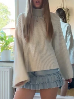 Vit stickad tröja  - Supersöt tröja!! Lite nopprig, skriv privat för fler bilder 