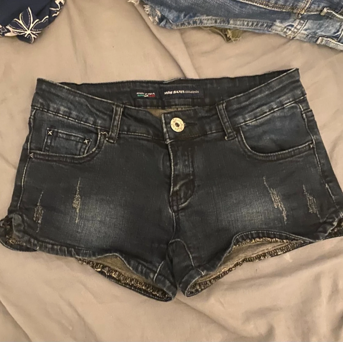 Mörkblå denimshorts med slitningar