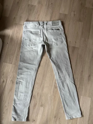 Ljusgrå slim jeans från replay (ANBASS) - Säljer ett par ljusgrå slim fit jeans från Replay. Jeansen har raka ben och är med lite stretch för extra komfort. Perfekt för dig som gillar stilrena och snygga jeans.  Storlek: 32,32. Priset kan sänkas vid snabbaffär
