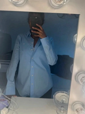 Skjorta från Lauren, Ralph Lauren  - Jättefin ljusblå skjorta från Lauren Ralph Lauren i strl xs. Endast använd två gånger så skicket är som ny. Nypris ca 2000kr🩵