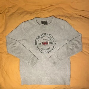 Morris - Säljer en snygg kabelstickad tröja från Morris i bra skick inga deffekter som man lägger märke till när man har på sig den men som man ser på sista bilden så är tagen lite av uppe vid kragen storlek xs men liten i storlek          Skriv vid funderingar 