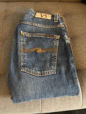 Blå jeans från Nudie Jeans - Säljer ett par klassiska blå jeans från Nudie Jeans i modellen Grim Tim. Perfekta jeans som passar till det mest. Hör av er vid frågor! 