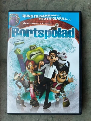 Bortspolad dvd - Flushed Away (Bortspolad) DVD. Filmen är från skaparna av Shrek. Textning: Svenska, Finska, Engelska. Speltid: 1 tim 21 min. Åldersgräns: Från 7 år.  Finns på språk: Svenska, Engelska, Finska    OBS!! skivorna är begagnade så det kan förekomma repor/hairlines på skivorna, men då jag kollar igenom alla filmer jag säljer garanterar jag att alla funkar felfritt om inget annat står! :)