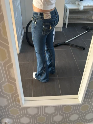 True religion jeans  - Säljer mina mörkblå true religion jeans, knappt avnvända då dom inte passar riktigt. Jeansen är väldigt lågmidjade, Köptes för 1400kr, pris kan diskuteras. Storleken är w25, motsvarar typ 34.