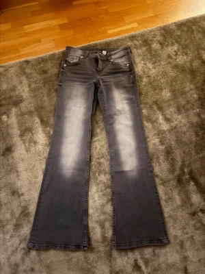 Low waist jeans - Säljer mina nya jeans från H&M! Dom är low waist och bootcut, strl 38. Säljs då det är fel storlek och jag inte hann skicka tillbaka.