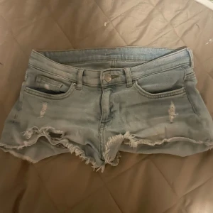 Low waist jeans shorts - Super snygga low waist jeans shorts med lite slitna detaljer⭐️ midjemått är 83cm 