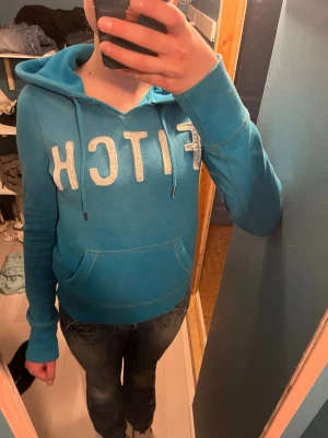 Abercrombie&Fitch hoodie - Blå/turkos hoodie från Abercrombie&Fitch i fint skick, tyvärr är den lite missfärgad på fickan men det är inget som syns!💕Storlek Xs