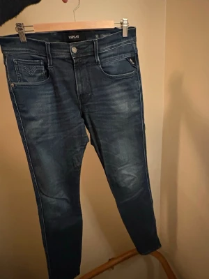 Replay anbass hyperflex - Säljer dessa sjukt feta replay anbass hyperflex jeansen som passar till allt! Fint skick, pyttelite slitna bak på rumpan. Storlek 31/32. Hör av er vid eventuella frågor/ fler bilder! 