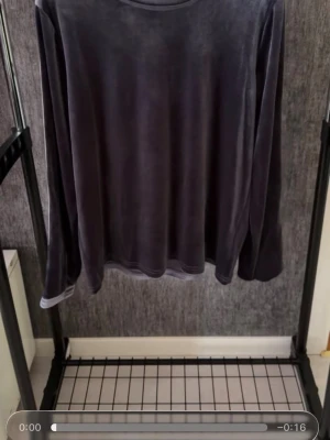 Mörkblå velourtröja långärmad - Mjuk och skön långärmad tröja i mörkblå velour. Tröjan har en enkel, rak passform och rund halsringning. Perfekt för dig som gillar en avslappnad och stilren look.